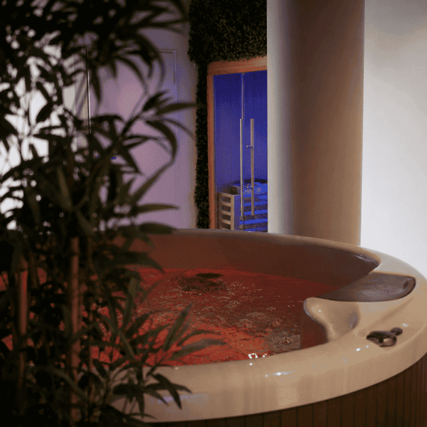 Espace détente avec jacuzzi et sauna à l'institut Ovale & Sens Montpellier