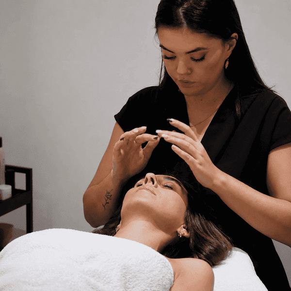 Soin visage personnalisé par une esthéticienne chez Ovale & Sens à Montpellier