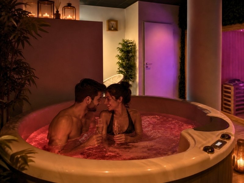 Couple en séance spa privatif romantique chez Ovale & Sens Montpellier