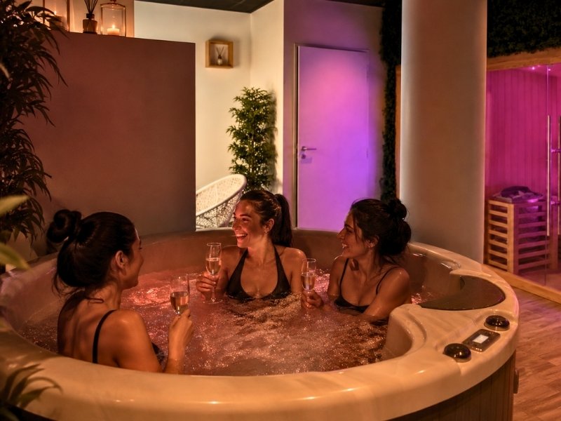 Groupe d'amies profitant du spa privatif à l'institut Ovale & Sens Montpellier