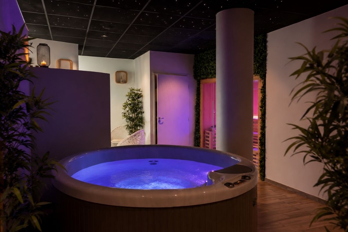 Jacuzzi sous ciel étoilé dans le spa privatif d'Ovale & Sens à Montpellier